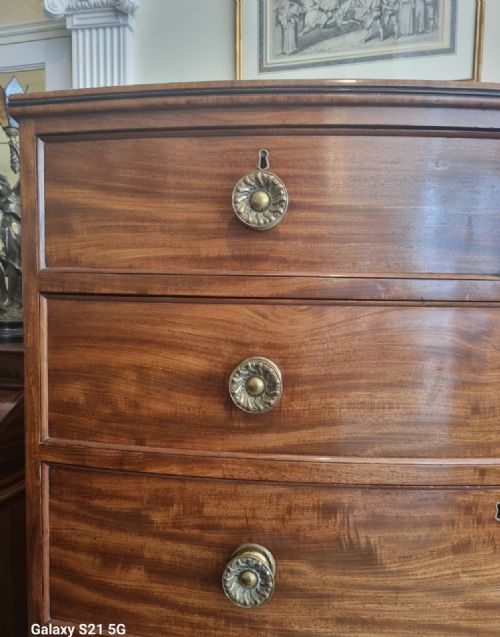 A FINE ANTIQUE MAHOGANY BOW CHEST OF SIX DRAWERS - ADDITIONAL PHOTO 3