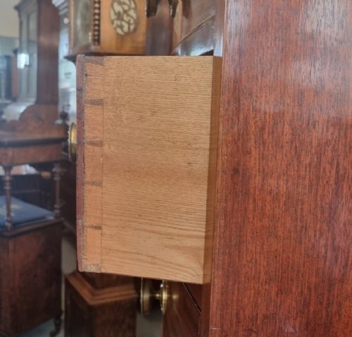 A FINE ANTIQUE MAHOGANY BOW CHEST OF SIX DRAWERS - ADDITIONAL PHOTO 4