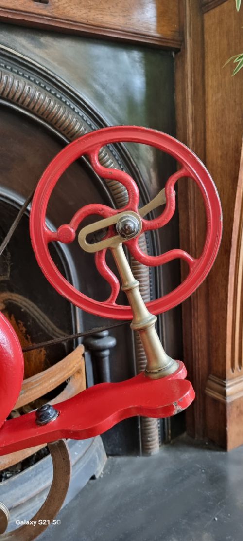 AN INGENIOUS SET OF ANTIQUE MECHANICAL BELLOWS - ADDITIONAL PHOTO 3