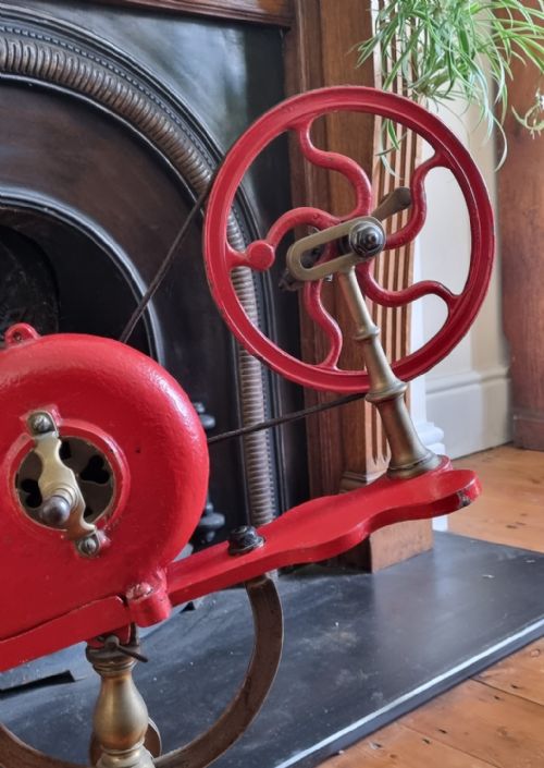 AN INGENIOUS SET OF ANTIQUE MECHANICAL BELLOWS - ADDITIONAL PHOTO 4