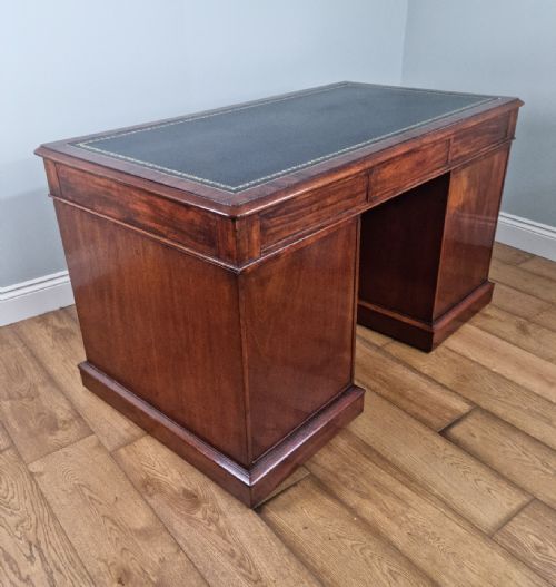 A FINE ANTIQUE MAHOGANY PEDESTAL DESK CIRCA 1840 - ADDITIONAL PHOTO 1