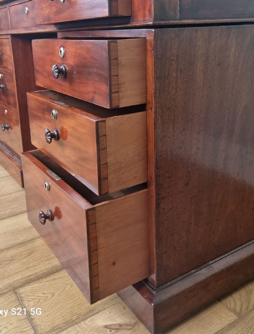 A FINE ANTIQUE MAHOGANY PEDESTAL DESK CIRCA 1840 - ADDITIONAL PHOTO 3