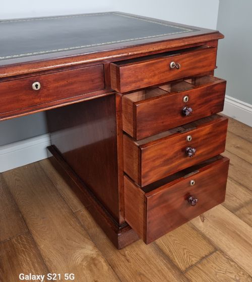 A FINE ANTIQUE MAHOGANY PEDESTAL DESK CIRCA 1840 - ADDITIONAL PHOTO 4