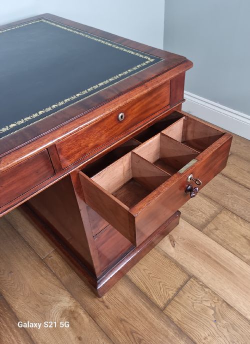 A FINE ANTIQUE MAHOGANY PEDESTAL DESK CIRCA 1840 - ADDITIONAL PHOTO 6