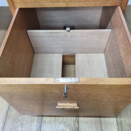 A HEALS OF LONDON LIGHT OAK PEDESTAL DESK - ADDITIONAL PHOTO 9