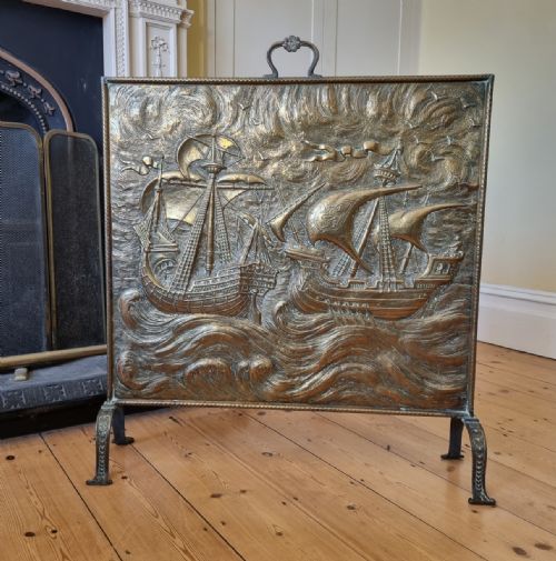 an antique brass fire screen in the style of the arts crafts movement - CATEGORY: ANTIQUE FIREPLACES - DATED 1910