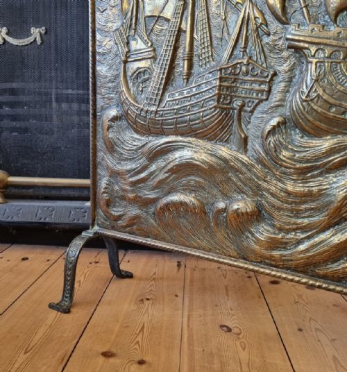 AN ANTIQUE BRASS FIRE SCREEN IN THE STYLE OF THE ARTS CRAFTS MOVEMENT - ADDITIONAL PHOTO 2