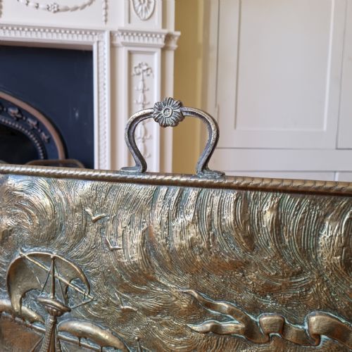 AN ANTIQUE BRASS FIRE SCREEN IN THE STYLE OF THE ARTS CRAFTS MOVEMENT - ADDITIONAL PHOTO 4