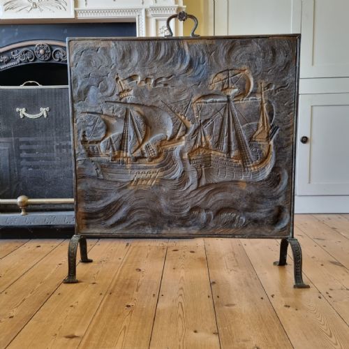 AN ANTIQUE BRASS FIRE SCREEN IN THE STYLE OF THE ARTS CRAFTS MOVEMENT - ADDITIONAL PHOTO 5