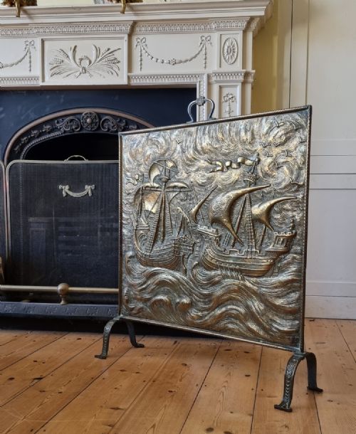 AN ANTIQUE BRASS FIRE SCREEN IN THE STYLE OF THE ARTS CRAFTS MOVEMENT - ADDITIONAL PHOTO 6