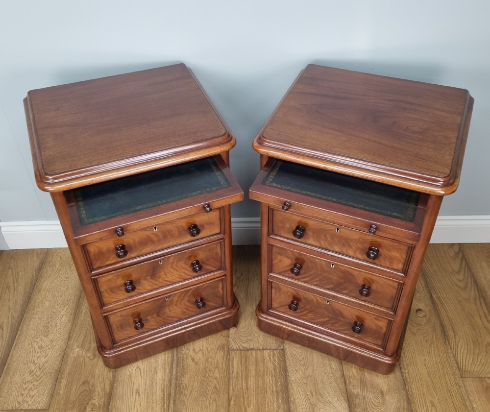 A fine pair of mahogany pedestal bedside chests with brushing slides View VII