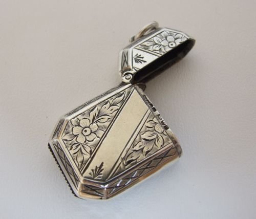 fig 1. An unusual Chester silver Edwardian silver vesta.