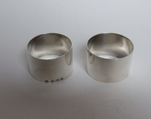 A Good Quality Pair of Hallmarked Silver Napkin Rings.