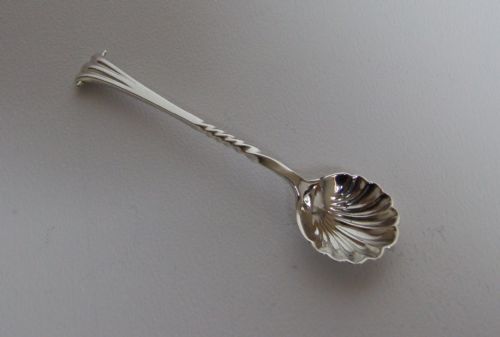 An Onslow Pattern Victorian Silver Condiment Spoon.