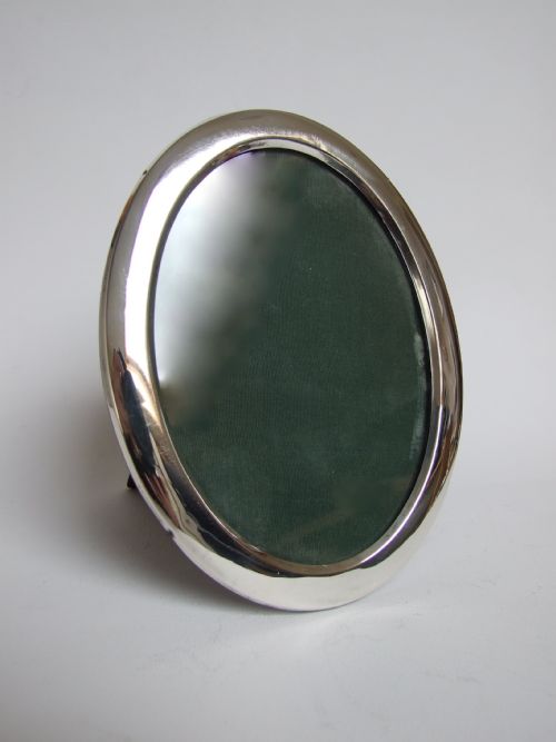 A Stylish Oval Silver Photo Frame.