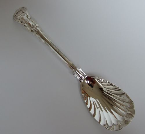 A Splendid Georgian Silver Dessert/fruit Server in Kings Honeysuckle Pattern.