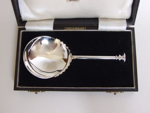 fig 1. A quality boxed Edwardian silver presentation spoon.