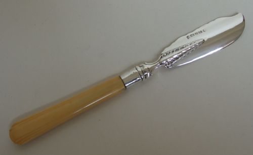 fig 1. An attractive Victorian silver butter knife.
