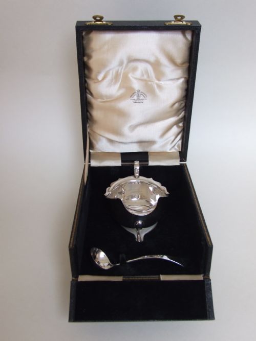 fig 1. A splendid boxed silver gravy/sauce boat and ladle