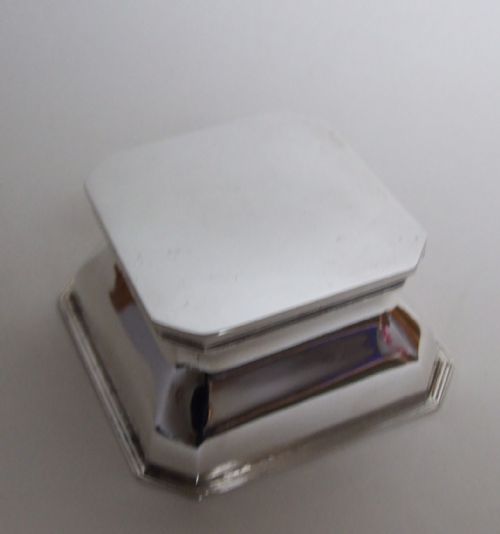fig 1. A superb George V silver inkwell, retailed by Rossi of Norwich.