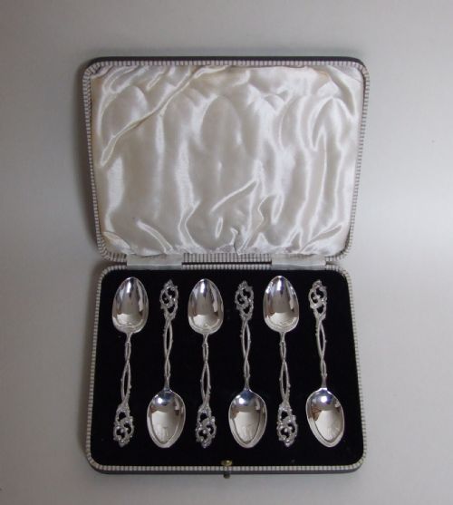 A Stunning Set of Silver Afternoon Tea Spoons in Naturalistic Design.