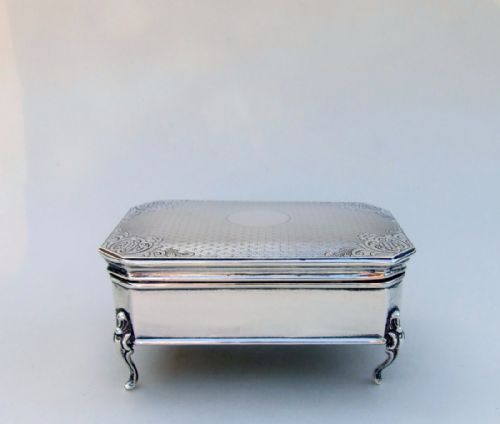 fig 1. A superb George V silver trinket box.