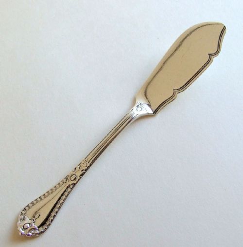 A Handsome Victorian Silver Butter Knife in Rare Grecian Pattern.