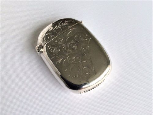fig 1. An oval shaped Edwardian silver vesta.