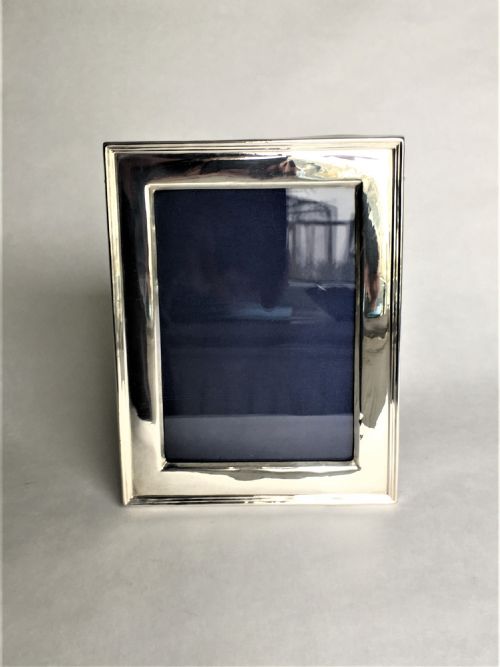 fig 1. A landscape/portrait silver photo frame