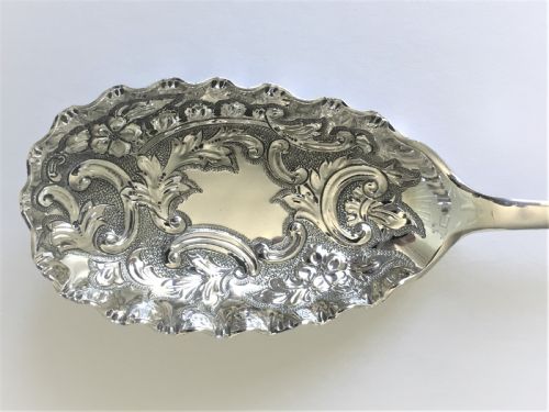 fig 1. A quality Victorian silver fruit/dessert serving spoon