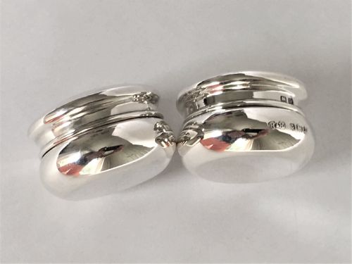 fig 1. A pair of 'his & hers' silver pill boxes