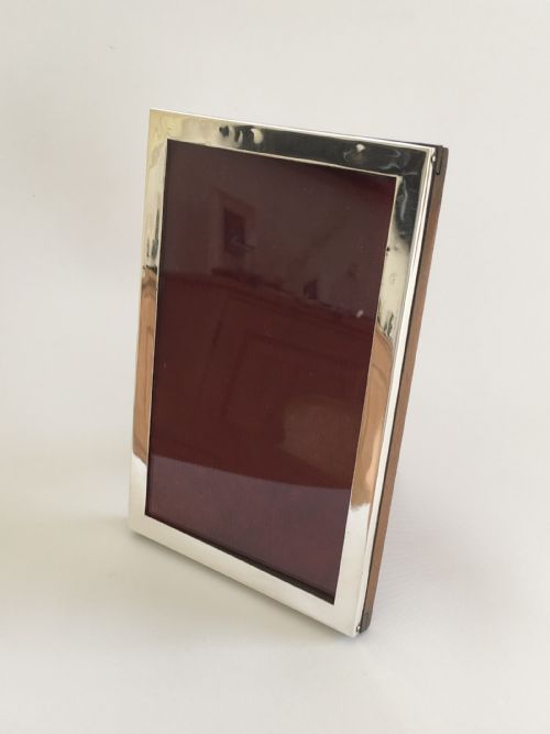 A Simple and Stylish Silver Photo Frame