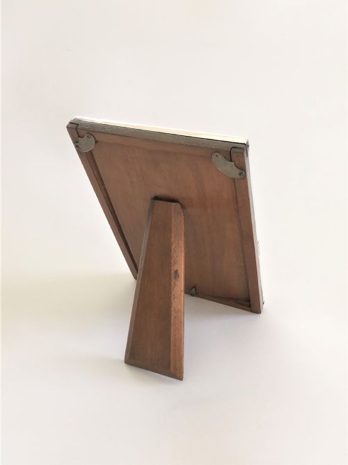 fig 1. A simple and stylish silver photo frame