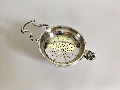 fig 1.  A William Comyns silver tea strainer & drip cup