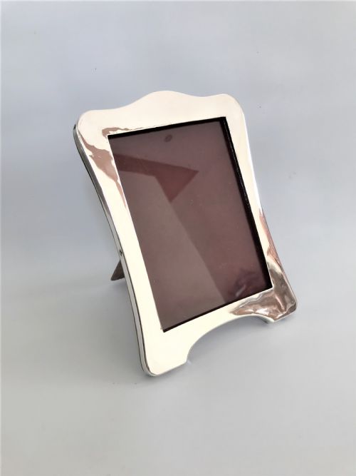 A Stylish and Elegant Silver Photo Frame