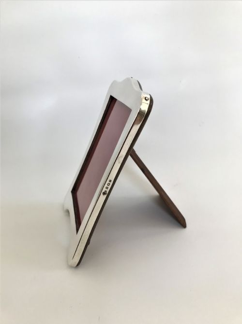 fig 1. A stylish and elegant silver photo frame