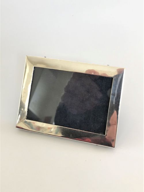 fig 1. A small silver landscape/portrait photo frame