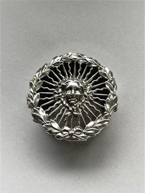 fig 1. A superb William Comyns silver pot pouree box