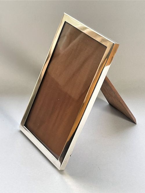 fig 1. A stylish and practical silver photo frame
