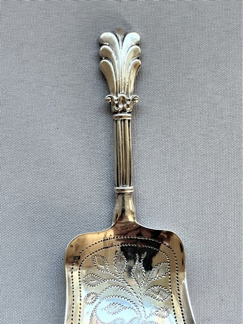 fig 1. A pretty transitional Victorian silver tea caddy spoon