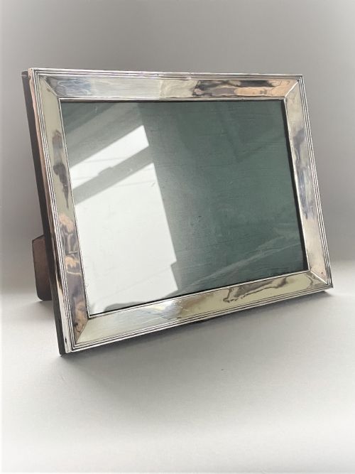 fig 1. A large and stylish landscape/portrait silver photo frame