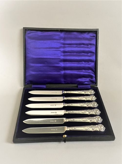 A Boxed Set of Silver Handled Tea/fruit Knives