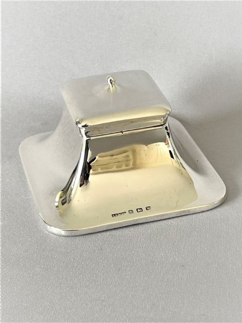 A Stylish Silver George V Inkwell of Squared Form