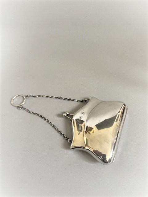 fig 1. A stylish Edwardian Chester silver cocktail purse