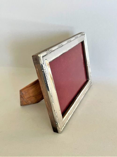 fig 1. A small silver landscape/portrait photo frame