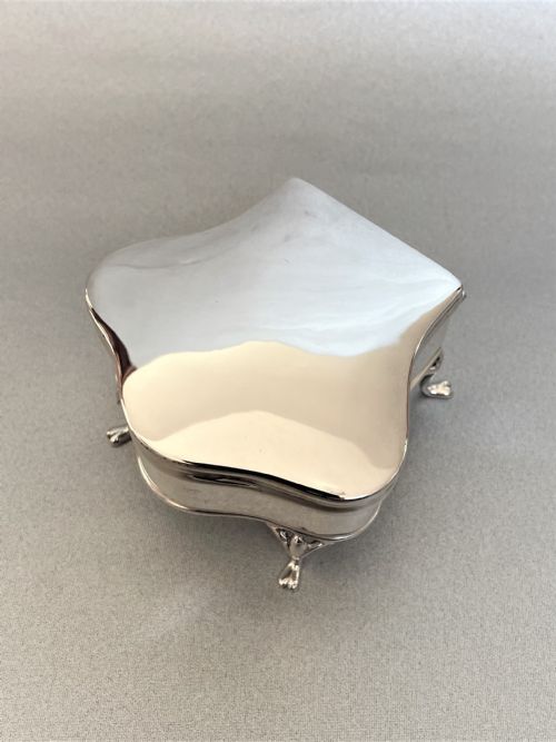 fig 1. An all silver George V trinket/cuff links box
