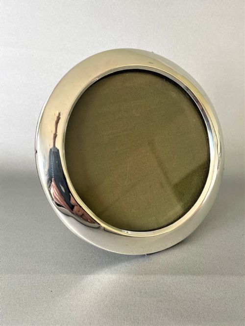 An Edwardian Circular Silver Photo Frame