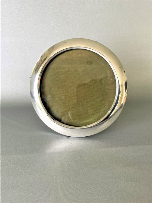 fig 1. An Edwardian circular silver photo frame