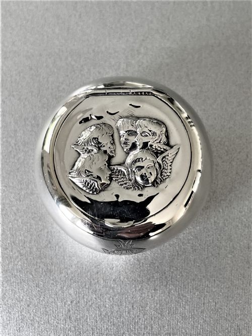 fig 1. An Edwardian 'Reynolds Angels' decorated pill box