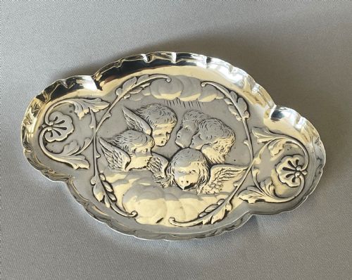 fig 1. A Victorian William Comyns silver trinket/ring tray